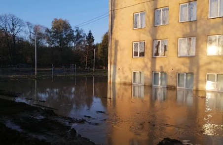 У Винниках під Львовом затопило школу