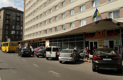 ЛМР підтримала 4 петиції, але залишила парковку біля готелю «Львів»