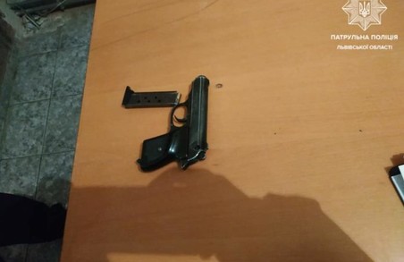 У Львові зловили молодиків, які цілилися зброєю у автівки