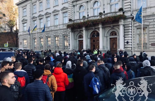 «Віконського у відставку!» Сотні львів’ян вийшли на акцію протесту (ФОТО)