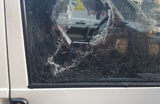 Власник машинок біля Оперного потрощив вікно у автомобілі Муніципальної варти