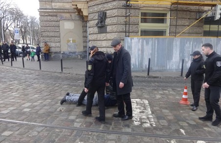 У центрі Львова чоловік кидався на людей