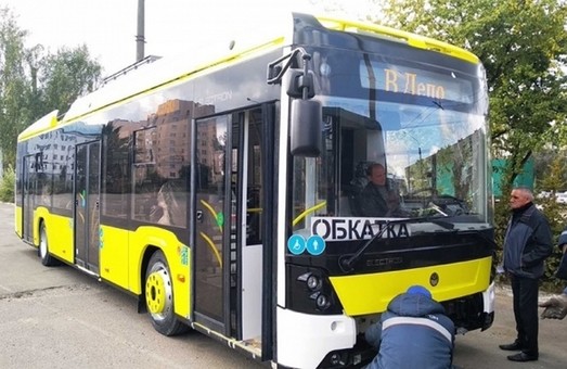 Чому на львівські маршрути досі не вийшли нові тролейбуси: коментарі міськради
