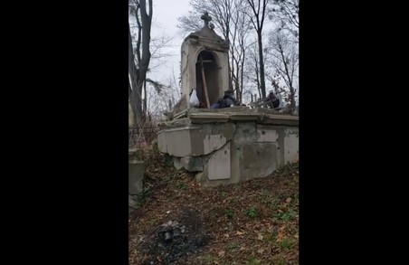 Вчора, 7 грудня, мешканцями вулиці Топольна у Львові було зафіксовано факт наруги над могилами і крадіжки з могил на Замарстинівському Кладовищі