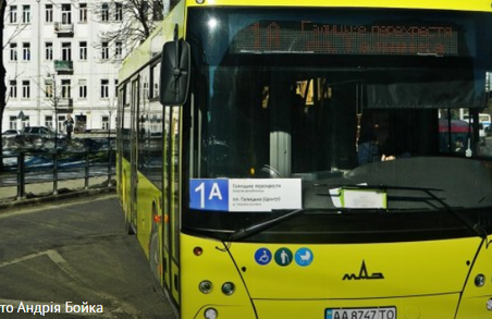 У Львові водій затис жінці руку дверима та змусив бігти за автобусом