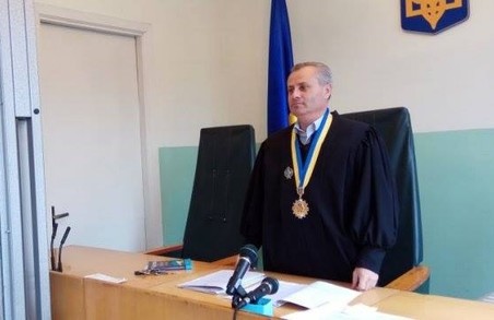 Єдиного суддю з Львівського райцентру відсторонили через хабар