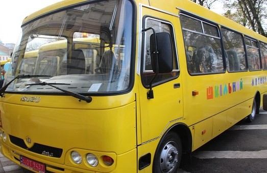 На Львівщині водії шкільних автобусів дорогою підсаджують пасажирів в салон