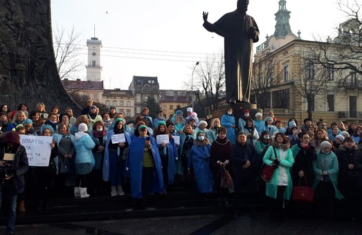 Львівські медики на протесті вимагають зарплат до 1000 доларів