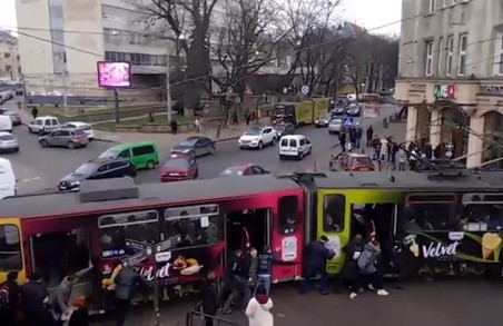 У Львові 15 пасажирів героїчно штовхали зламаний трамвай