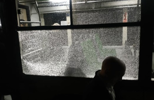 У Львові невідомі обстріляли автобус