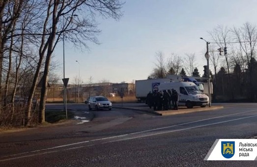 У Львові невідомі обстріляли з вогнепальної зброї камери відеоспостереження на виїзді з міста