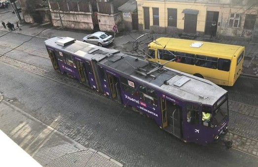 У Львові зійшов трамвай з рейок