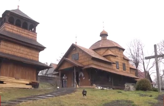 Біля Львова реставрують древню дерев`яну церкву