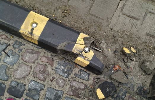 Делініатори на одній з вулиць Львова можуть травмувати людей