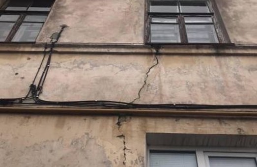 На Львівщини може завалитися будинок з жителями