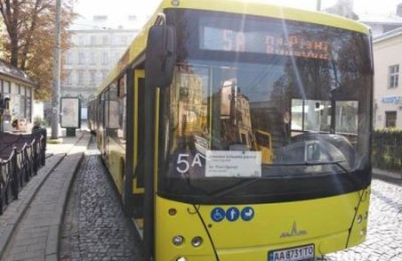 У Львові скоротили два автобусні маршрути, але запустили експреси до 2 сіл