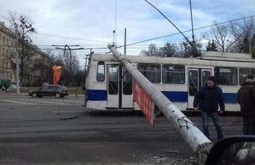 У Львівській мерії розповіли, хто платитиме за опори, які впали на тролейбус
