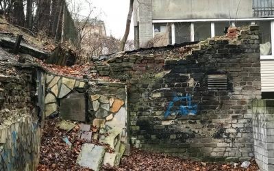 У Львові в стіні покинутого будинку знайшли єврейські надгробки