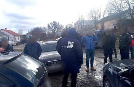 На Львівщині затримали двох копів, які змушували чоловіка торгувати наркотиками