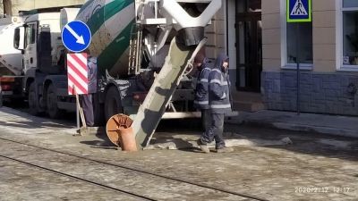 У Львові ремонтники заливають бетон у каналізацію