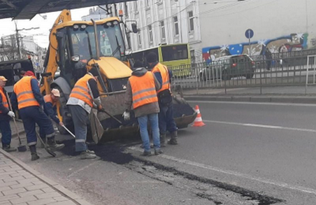 У Львові провели латковий ремонт доріг