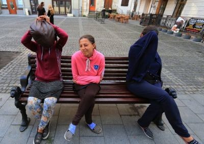 У Львові за грати відправили чотирьох циганок, які разом з поліцейськими обкрадали людей на вокзалі