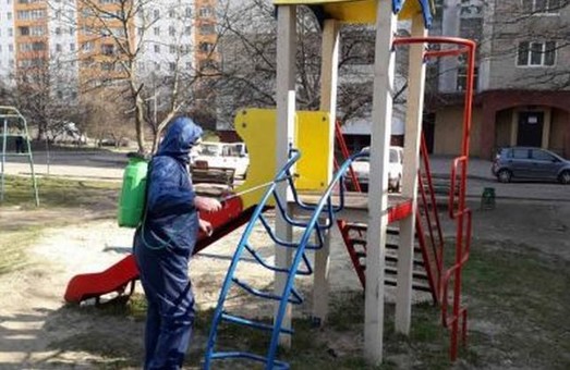 У Львові дезінфікують дитячі майданчики