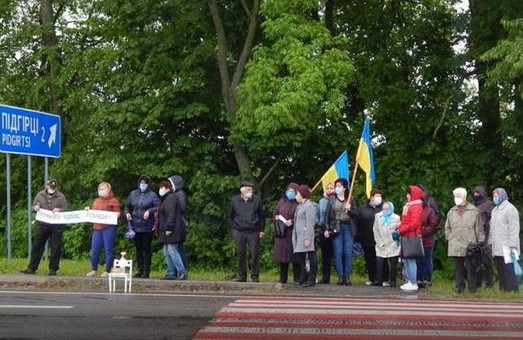 У Бродівському районі протестувальники перекрили трасу Київ-Чоп (ФОТО)