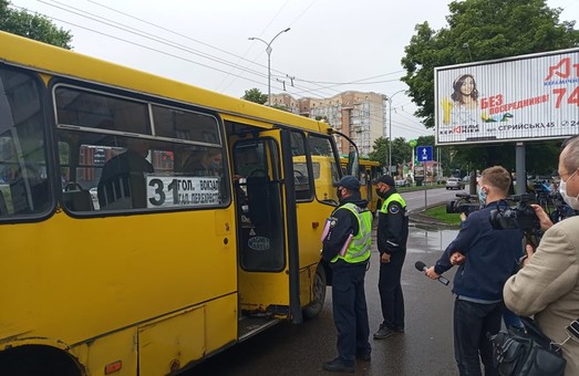 Львівська поліція перевіряє маршрутки на предмет дотримання карантинних заходів