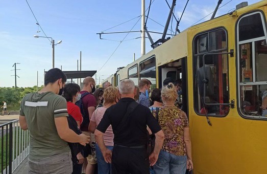 У пасажирів міського громадського транспорту Львова вирішили перевіряти довідки із місця роботи