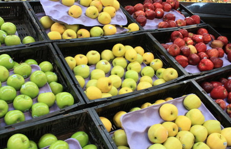 В супермаркетах України банани зараз дешевші, а ніж яблука чи кавуни
