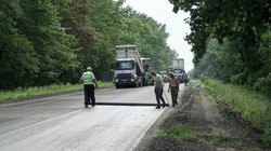 На Львівщині показали, як ремонтують автодорогу Н-13 до Ужгорода. На Закарпатті для ремонту двох ділянок цієї автодороги шукають підрядників