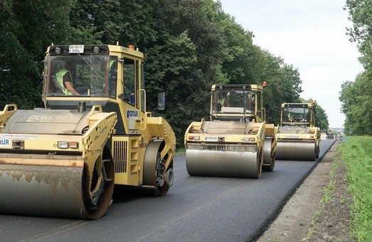На Львівщині показали, як ремонтують автодорогу Н-13 до Ужгорода. На Закарпатті для ремонту двох ділянок цієї автодороги шукають підрядників