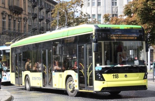 У Львові пасажир потрапив під тролейбус