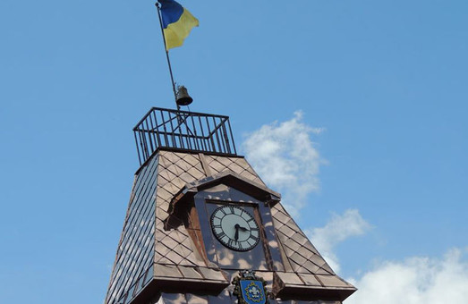 На вежі ратуші у Бродах на Львівщині встановили унікальний авторський годинник