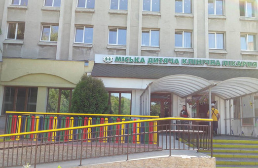 У Львові в міській дитячій лікарні, що на Пилипа Орлика, оновили ігровий майданчик і пандус для маломобільних пацієнтів