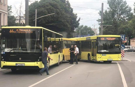 У Львові вчора сталася ДТП за участю трьох рейсових автобусів