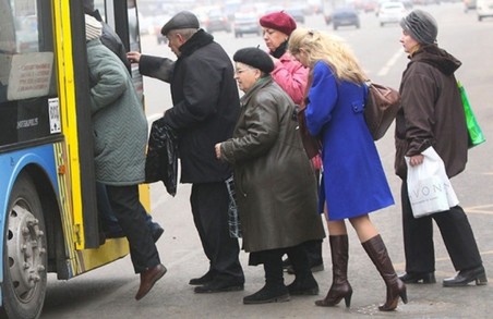 Садовий просить львівських пенсіонерів не користуватися громадським транспортом в години «пік»