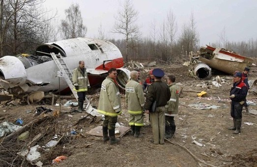 Два вибухи стали причиною катастрофи літака президента Польщі Леха Качинського під Смоленськом.