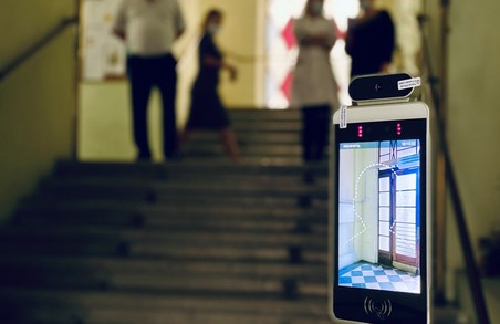 В Дрогобицькій ратуші встановили сканер, який автоматично безконтактно вимірює температуру тіла і має функцію розпізнавання обличь