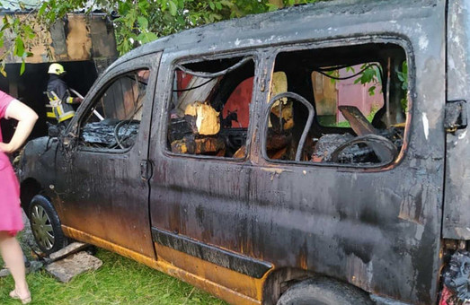 У Бродах на Львівщині у гаражі згоріла приватна автівка