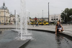 Перед головним вокзалом Львова запрацював новий фонтан (ФОТО)
