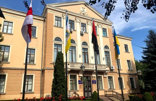 У Тернополі на знак солідарності із народом Білорусі біля ратуші вивісили біло-червоно-білий прапор