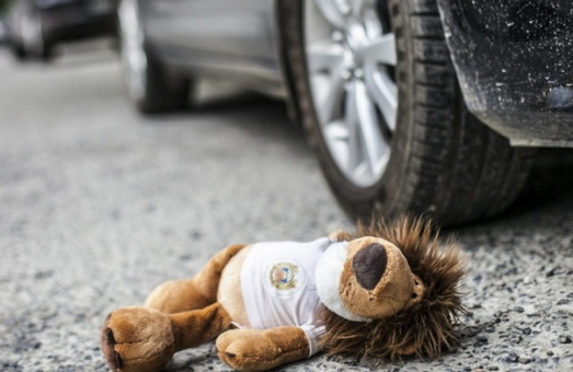 Вчора у Львові на Сихові під колесами авто ледь не загинув 10-річний хлопчик