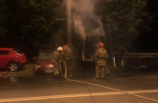 У Львові сьогодні вночі підпалили два автомобілі