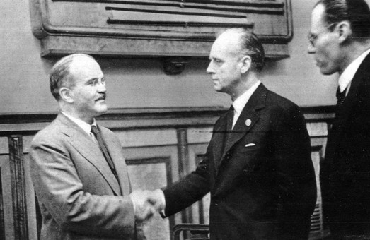 23 серпня 1939 року було підписано злочинний пакт Молотова-Ріббентропа.