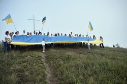На Львівщині молодь відзначила День Державного Прапора сходженням на гору Парашку