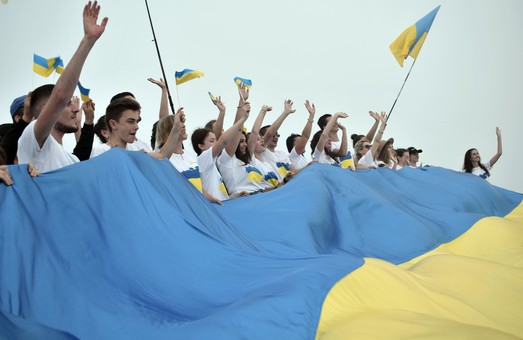 На Львівщині молодь відзначила День Державного Прапора сходженням на гору Парашку