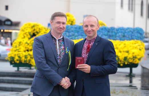 Голова Львівської ОДА Козицький нагородив вчителя зі Львова, учні якого набрали 400 балів на ЗНО
