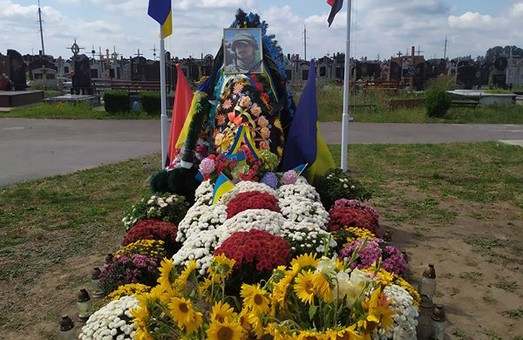 У Жидачеві на День Незалежності з могили Героя України вкрали сонячні ліхтарі.